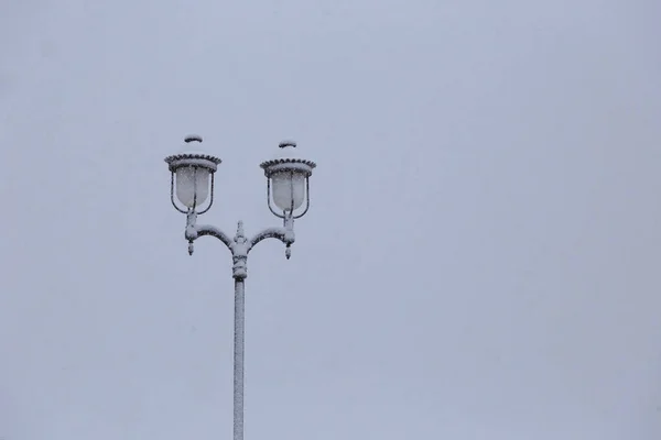 Зимний город с классическим старинным фонарным столбом . Лицензионные Стоковые Фото