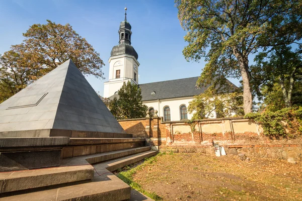 Église commémorative de Leipzig Schnefeld avec tombe pyramidale — Photo