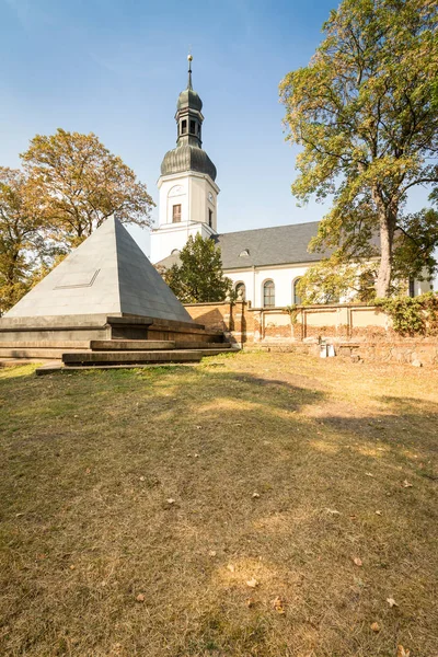 Église commémorative de Leipzig Schnefeld avec tombe pyramidale — Photo