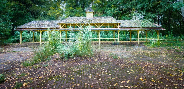 Estación ferroviaria abandonada en el antiguo Spreepark de Berlín —  Fotos de Stock