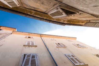 Hırvatistan açık kepenkler ile evde