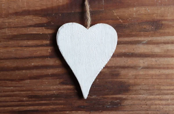 Corazón Blanco Sobre Fondo Madera Marrón Foto — Foto de Stock