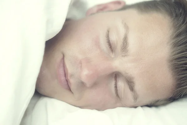 Portrett av blond mann i sengen som sover – stockfoto