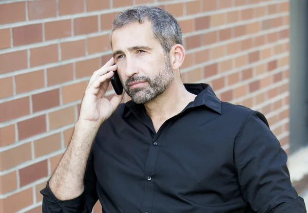 Portrait of handsome man talking on the phone — Stock Photo, Image