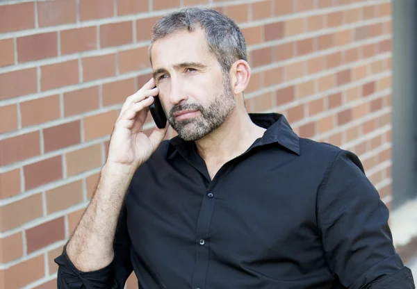 Porträt eines gut aussehenden Mannes am Telefon — Stockfoto