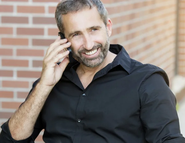 Portrait of handsome man talking on the phone — Stock Photo, Image