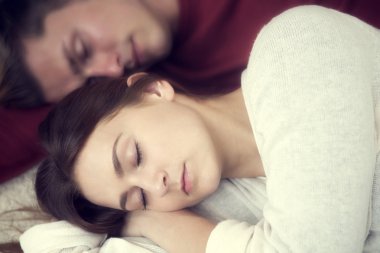 Genç çift halı üzerinde yalan ve uyku