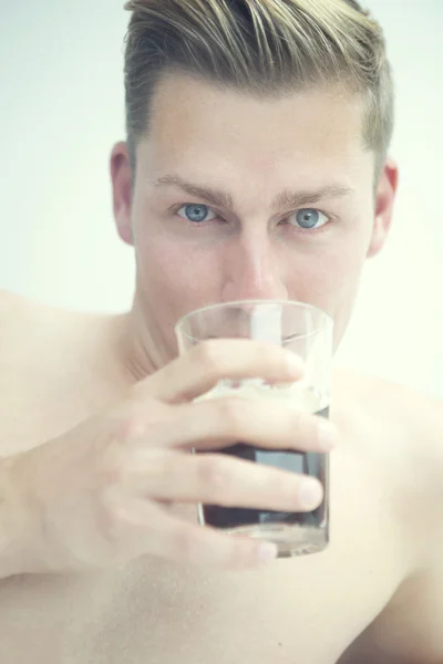 性感的金发男人在床上喝咖啡的肖像 — 图库照片