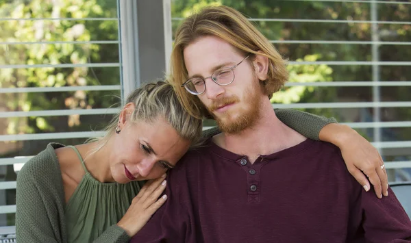 Portrait of couple hugging and looking sad — Stock fotografie