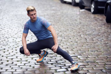 genç adam açık havada sokakta germe