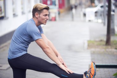 genç adam açık havada sokakta germe