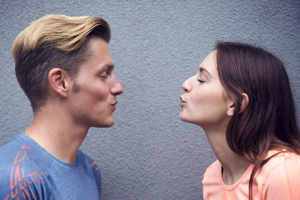 Portrait of sporty couple blowing kisses — Stock fotografie