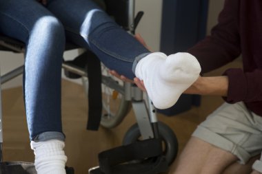 kadın yardım alma tekerlekli sandalyede closeup 