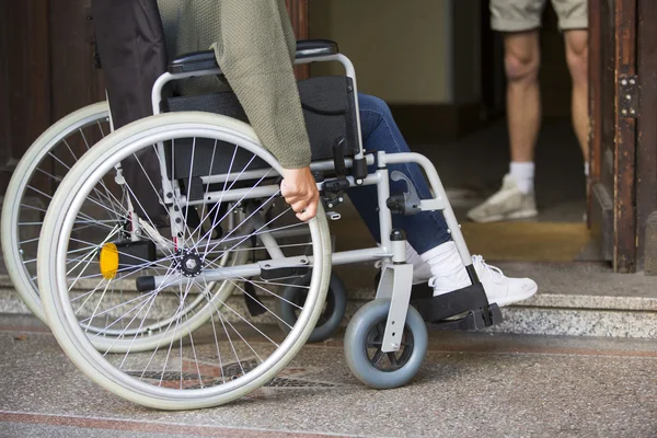 Zbliżenie kobieta na wózku inwalidzkim przy wejściu — Zdjęcie stockowe