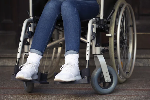 Крупним планом жінка в інвалідному візку біля входу — стокове фото