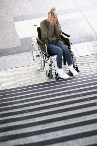 Mujer en silla de ruedas delante de escaleras buscando desesperada —  Fotos de Stock