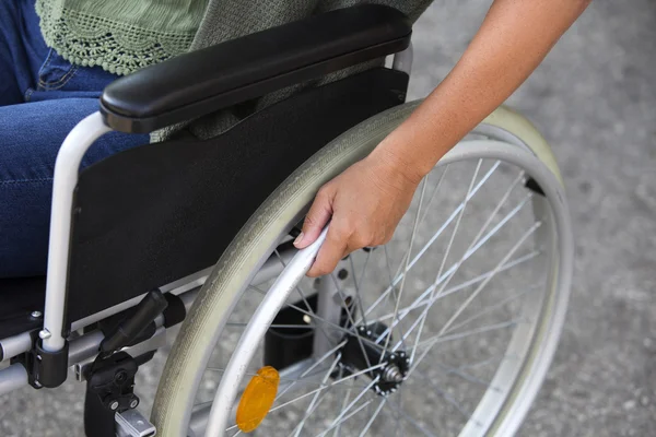 휠체어에 앉아 여자의 근접 촬영 — 스톡 사진