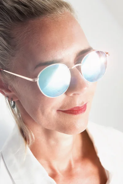 Portrait de femme blonde avec des lunettes de soleil brillantes — Photo