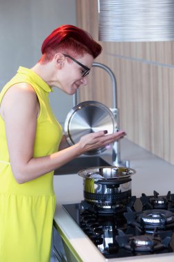 mutfak ayakta soba, kadında