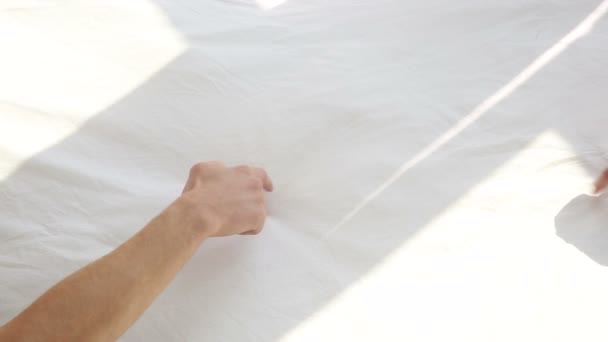 男人和女人在白色的床单上画心的手的特写 — 图库视频影像