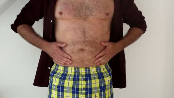 Close-up de homem tocando sua barriga gorda — Vídeo de Stock