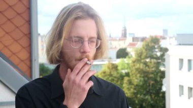 Dışarıda duran ve sigara genç adam