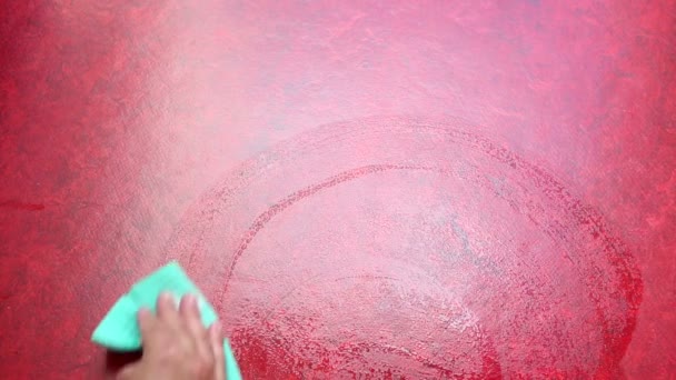 Close-up van de mens een rode vloer schoonmaken — Stockvideo