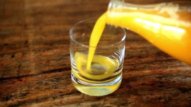 portakal suyu bir bardak ve şişe yanındaki dökülür varlık closeup