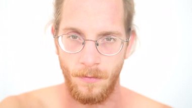 Kızıl saçlı ve sakallı yakışıklı genç adam kameraya gülümseyen