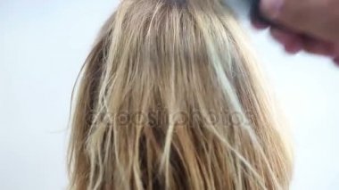 arka başın taranmış tousled saçlı closeup