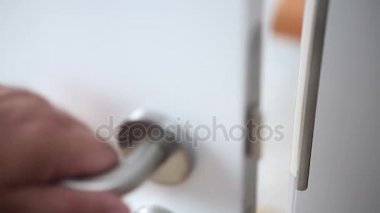 adam bir kapıyı kapatmaktan closeup ve kapalı kilitler