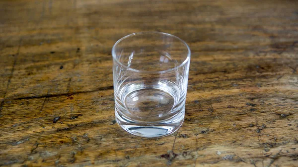 Um copo vazio na mesa de madeira — Fotografia de Stock