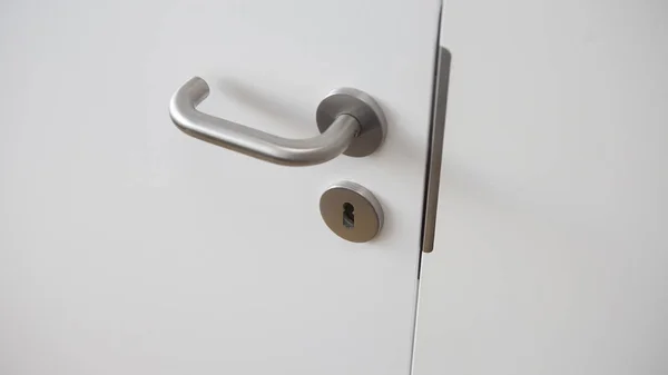 Close-up de porta branca com alça de porta de prata — Fotografia de Stock