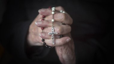 eski dua ve tespih tutan eller