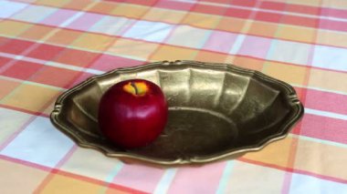 hızlı hareket altın bir kase meyve görünür