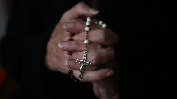 Closeup παλιά γυναικεία χέρια, προσεύχεται και κρατώντας ένα Ροδάριο — Αρχείο Βίντεο