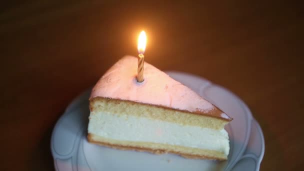 Свічка на скибочці торта горить швидко, поки вона не вийде — стокове відео