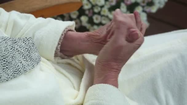 Closeup of old womans hands applying lotion — Stock Video