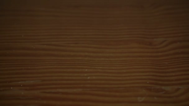 gros plan de main lancer des dés et obtenir toujours trois des mêmes numéros 