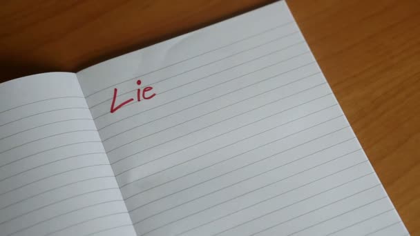 Not etmek üstünde Alman el yazısı harfler Liebes Liebes (Dear Diary) görünüyor — Stok video