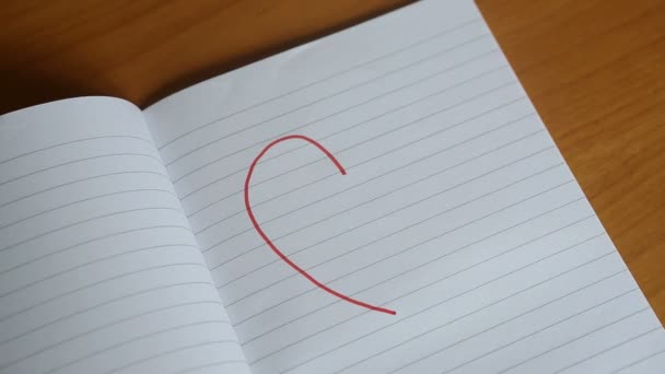 Tekening van een grote rode hart verschijnt op wit papier — Stockvideo