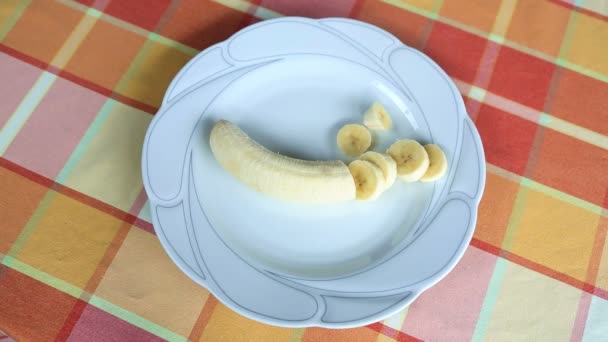Movimiento rápido de plátano en un plato pelado y comido — Vídeo de stock