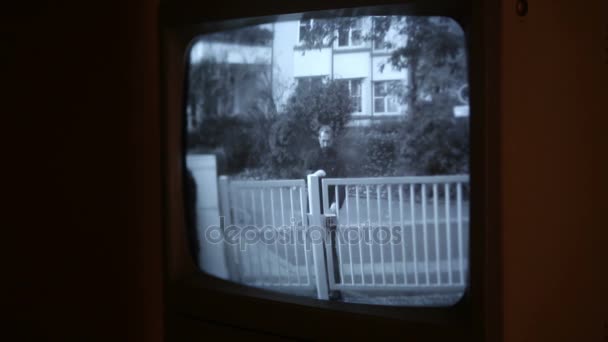 Burglar being caught on camera trying to climb over fence — Stock Video