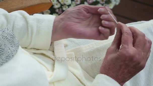 Close-up de velhas mulheres mãos arquivar suas unhas — Vídeo de Stock