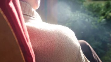 closeup bir el okşa büyük bir kadının omuz mans