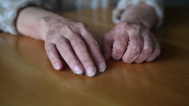 Close-up van oude dames handen te nerveus op tafel tikken — Stockvideo