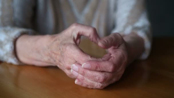 Nahaufnahme alter Frauenhände am Tisch, die sich nervös bewegen — Stockvideo