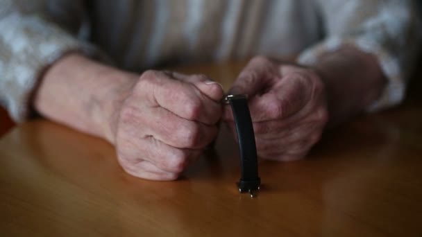 Primer plano de las viejas manos de las mujeres que fijan la hora en su reloj — Vídeo de stock