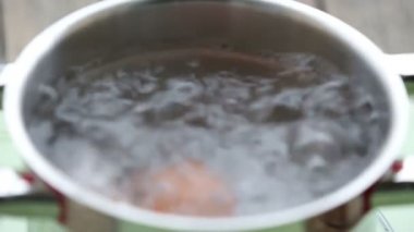 kahverengi yumurta kaynar su içinde closeup