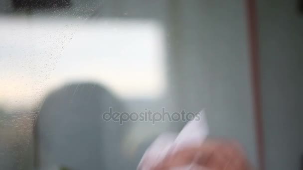 gros plan de vieilles femmes main nettoyage une fenêtre 